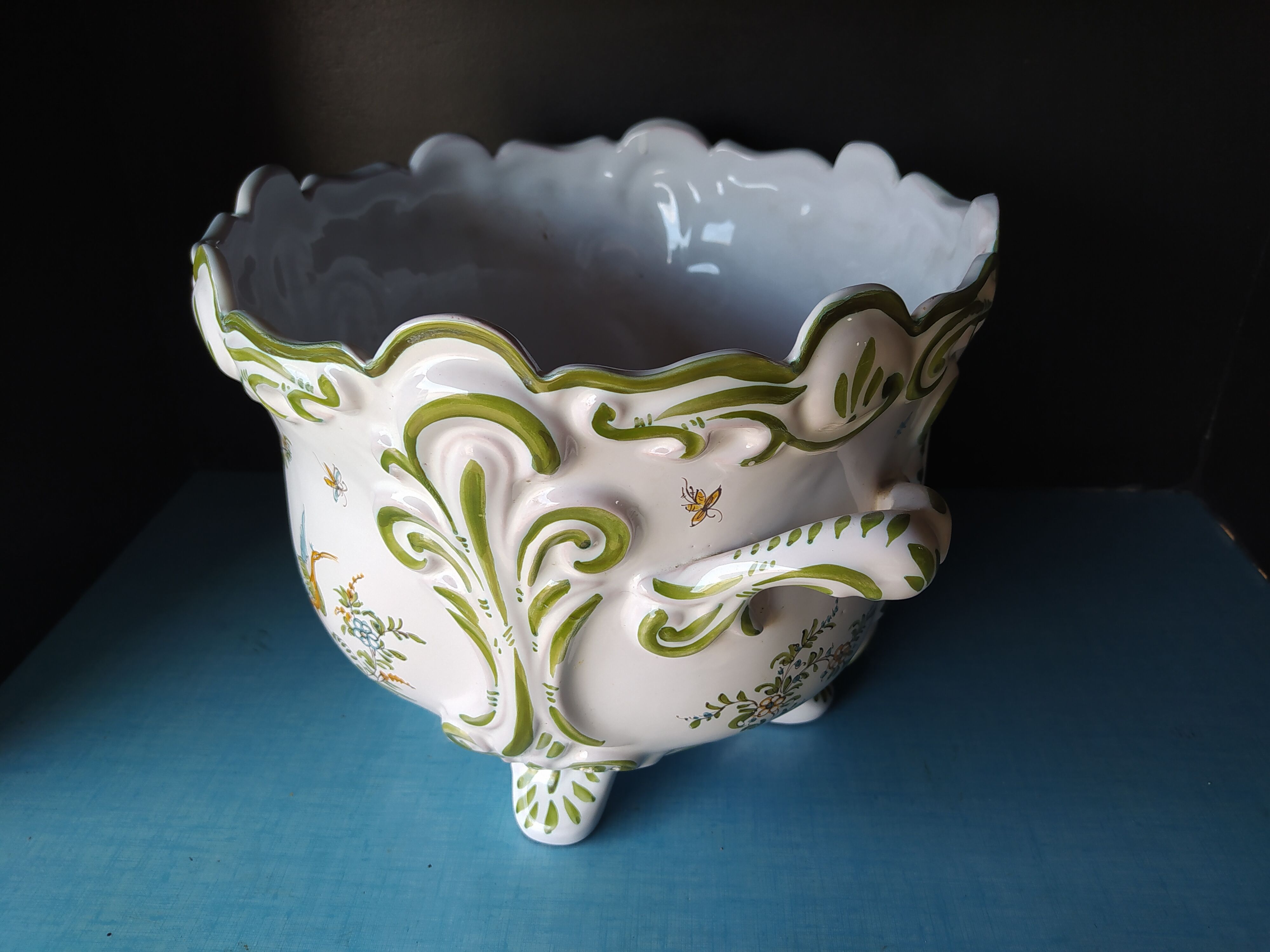 Large cache pot Moustier Sainte Marie in ceramic.