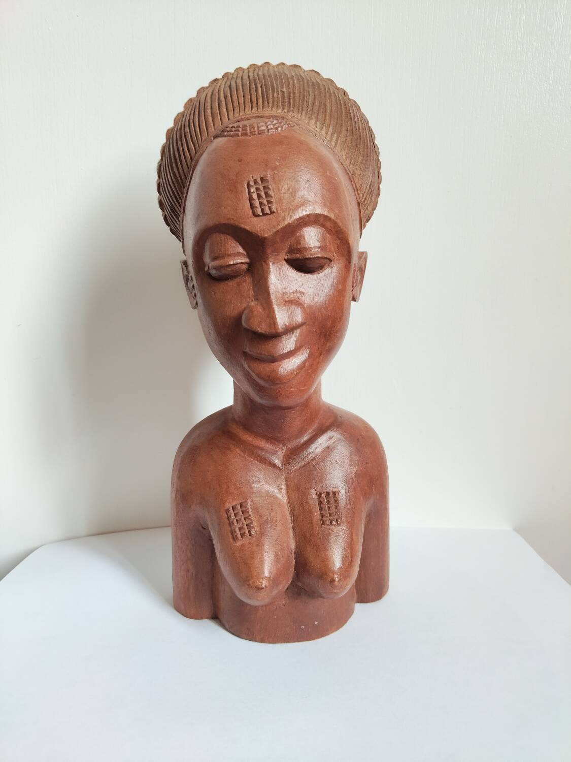 Buste féminin africain en bois – XXᵉ siècle