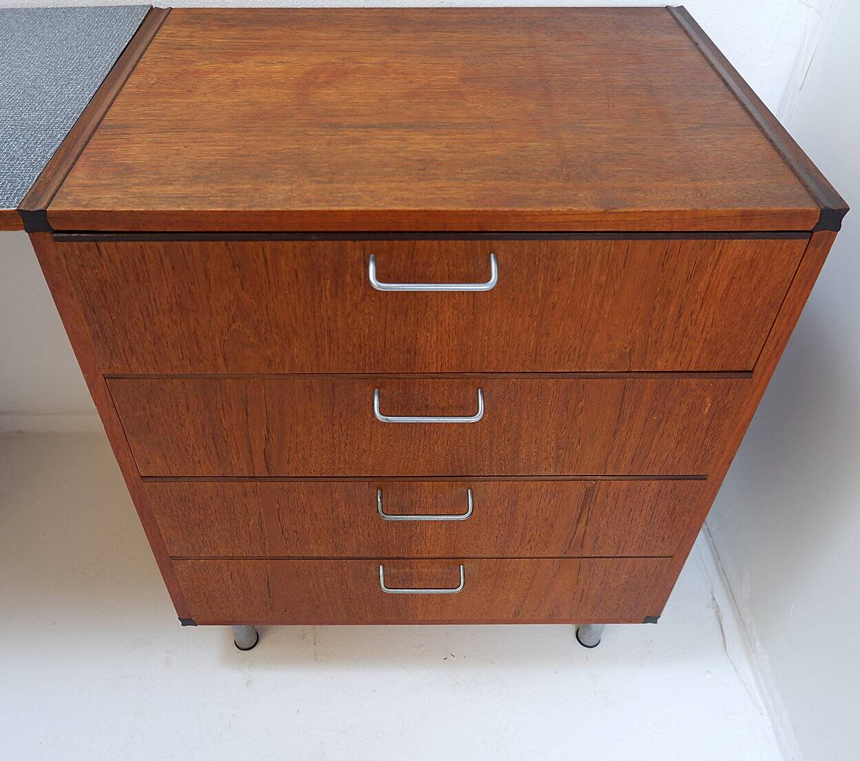 Pastoe composition with office space - 60'