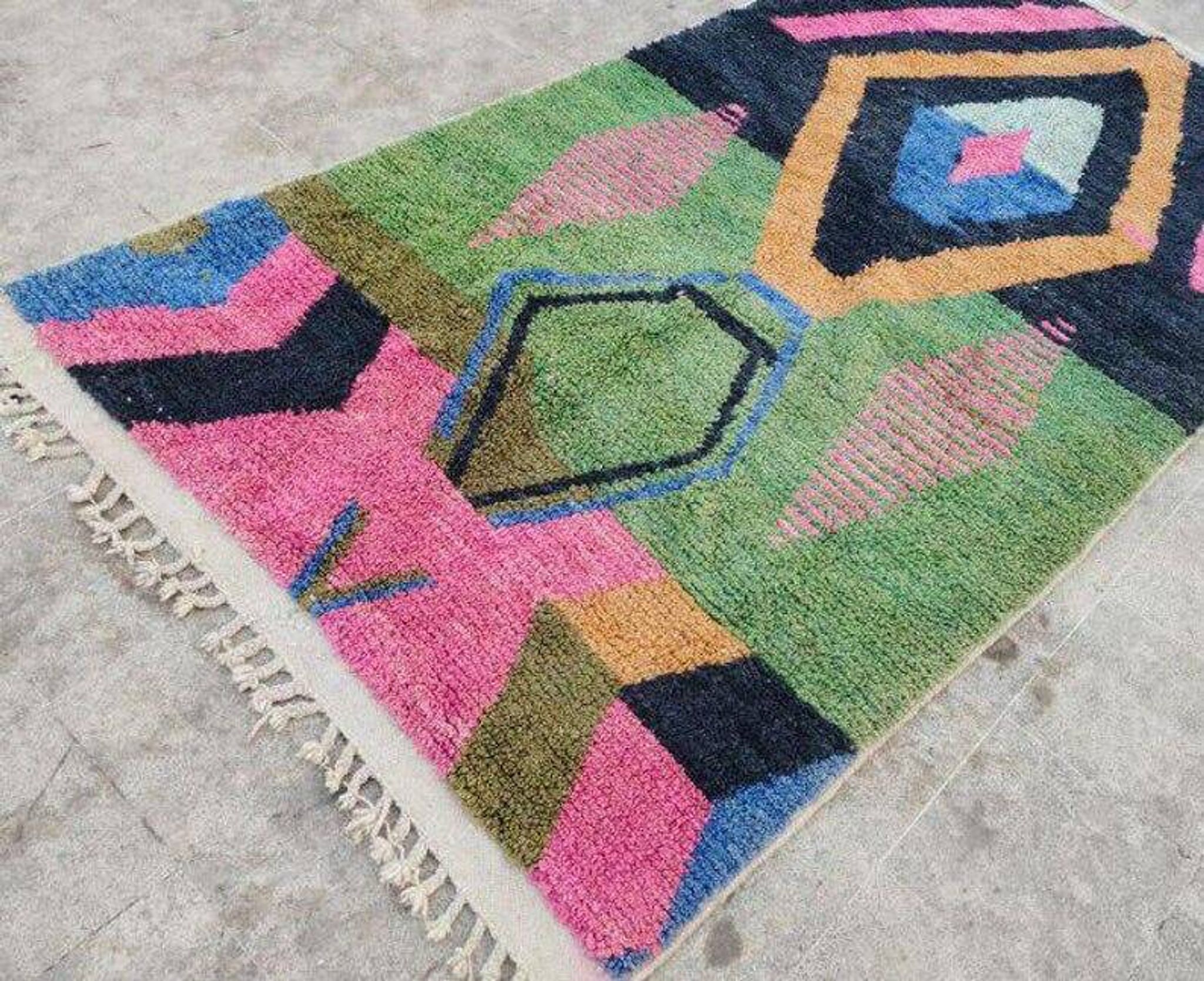 Handmade pure wool rug, size 150 x 250 cm