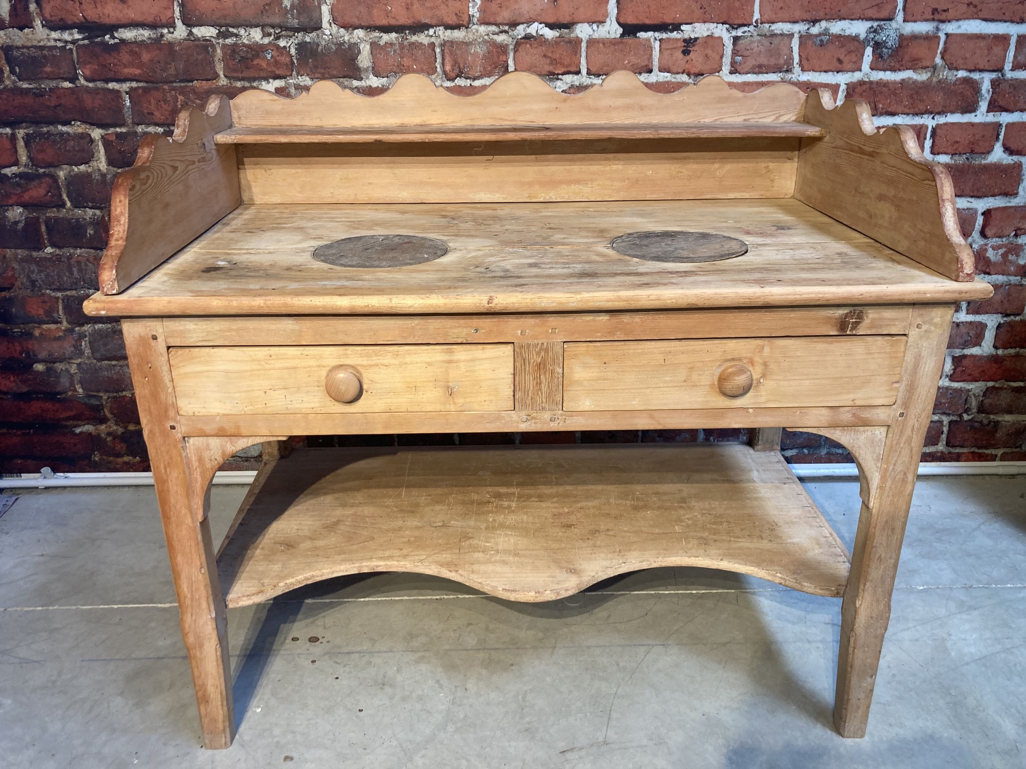 Meuble de toilette ancien en bois brut