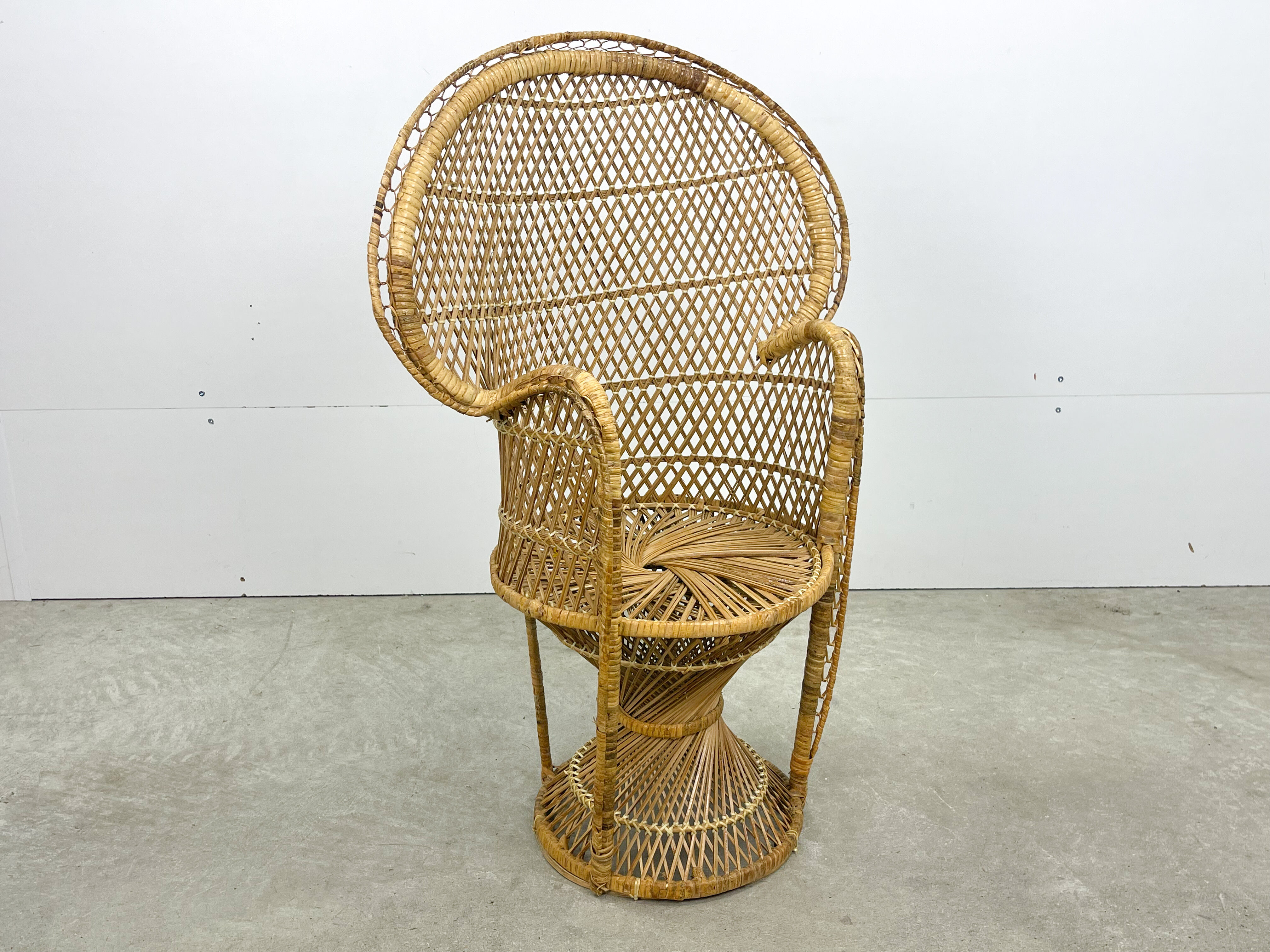 Peacock chair for kids