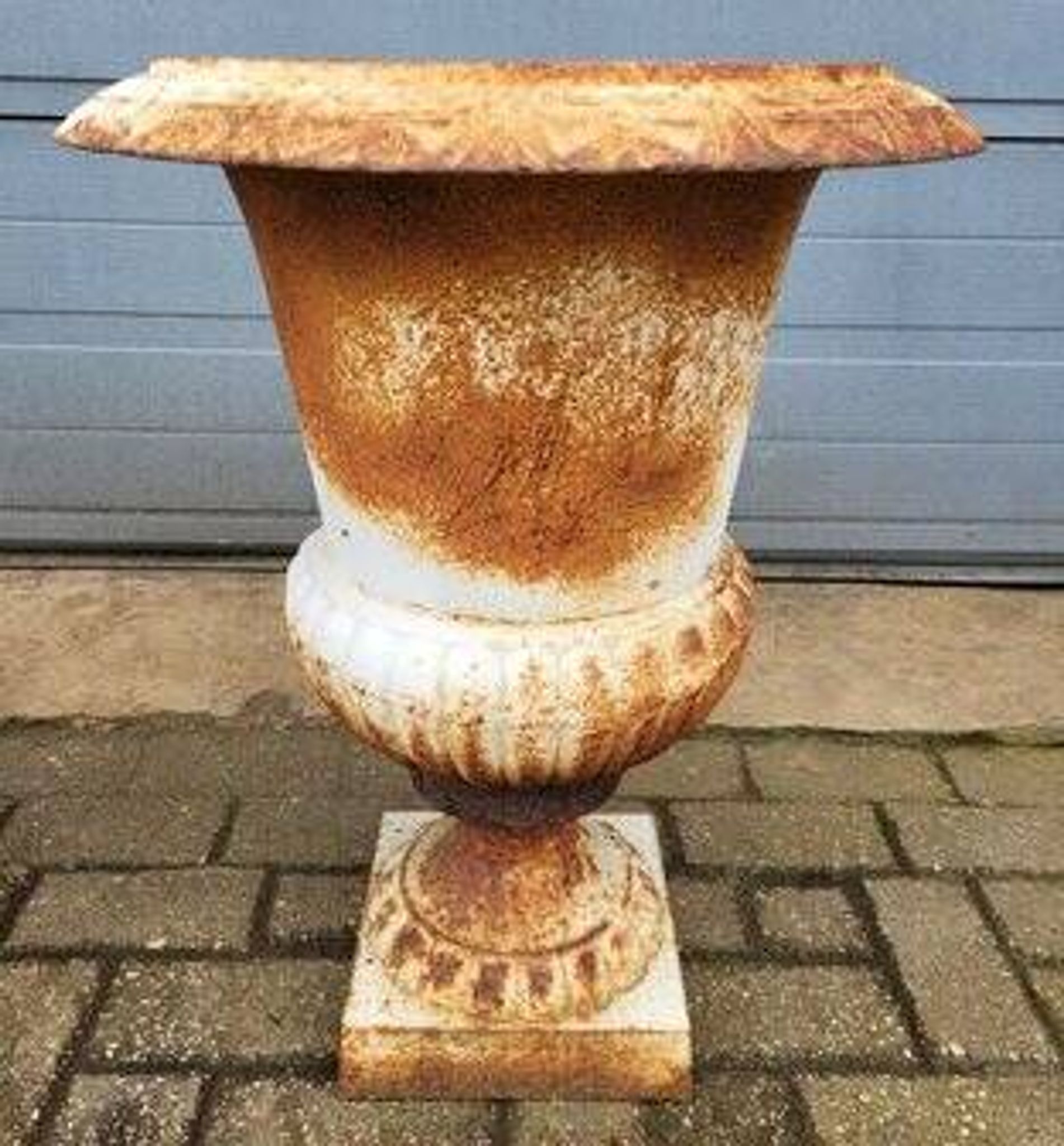Pot, jardinière en fonte