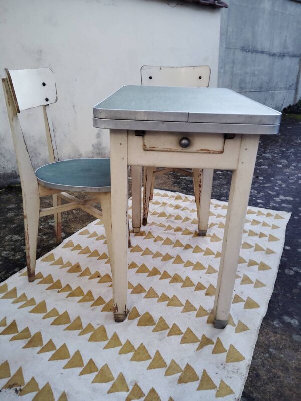 Petite table+2 chaises mado assorties