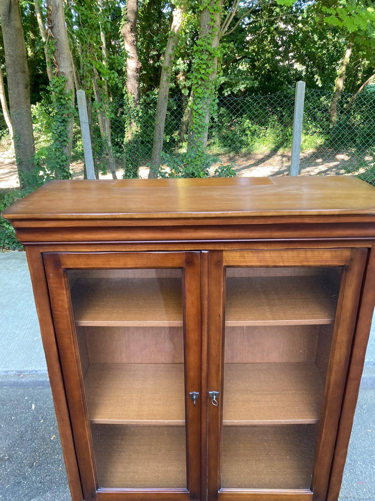 Vitrine Louis philippe en bois massif et placage années 80