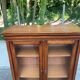 Vitrine Louis philippe en bois massif et placage années 80
