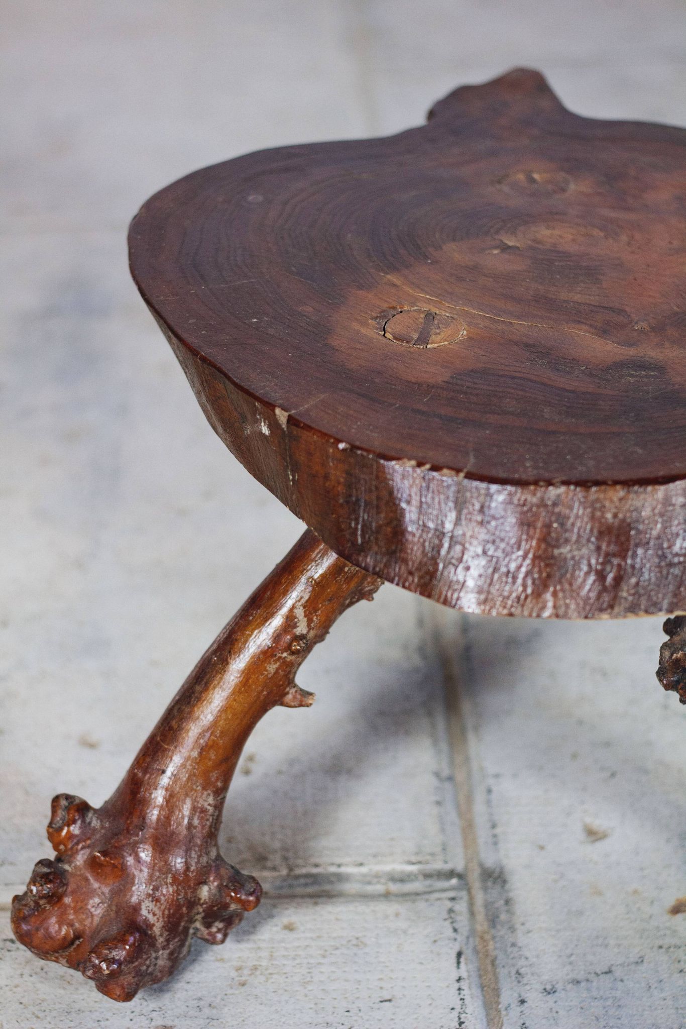 Table d'appoint tripode bois massif brutaliste