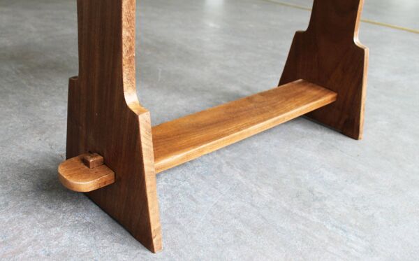 Table d’appoint brutaliste en bois exotique, 50’s.