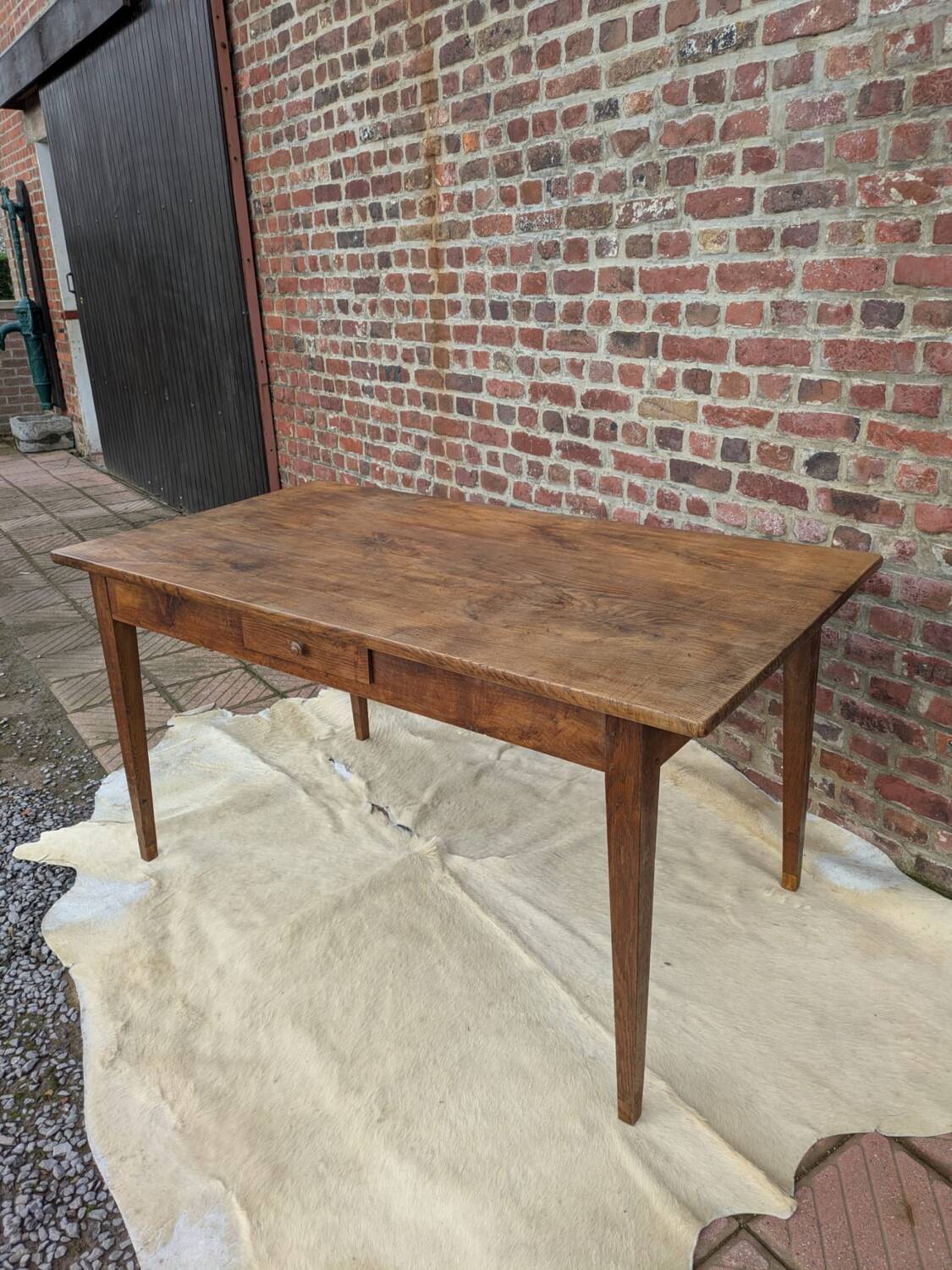 Desk table