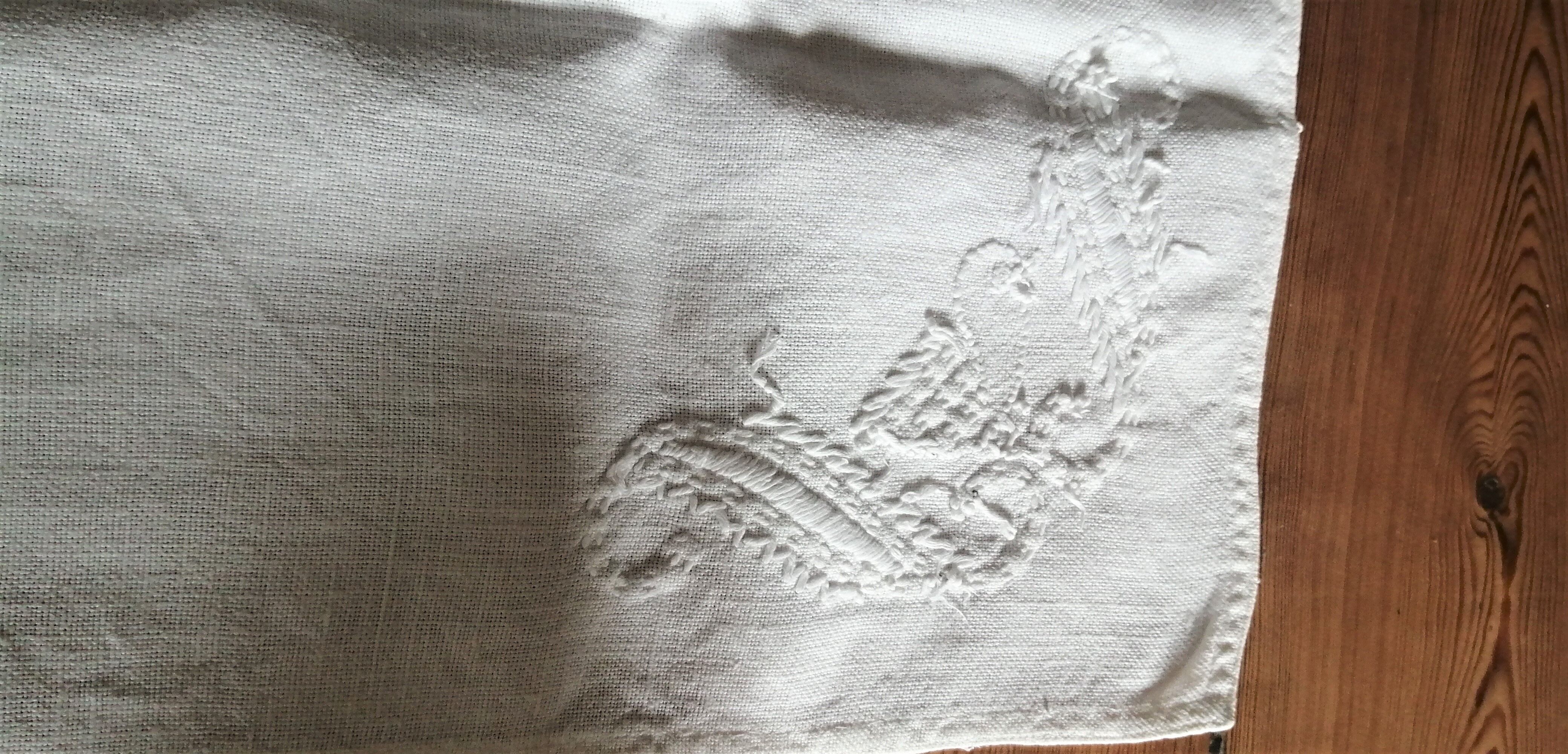 Lot 16 antique napkins embroidered with "bird" motif