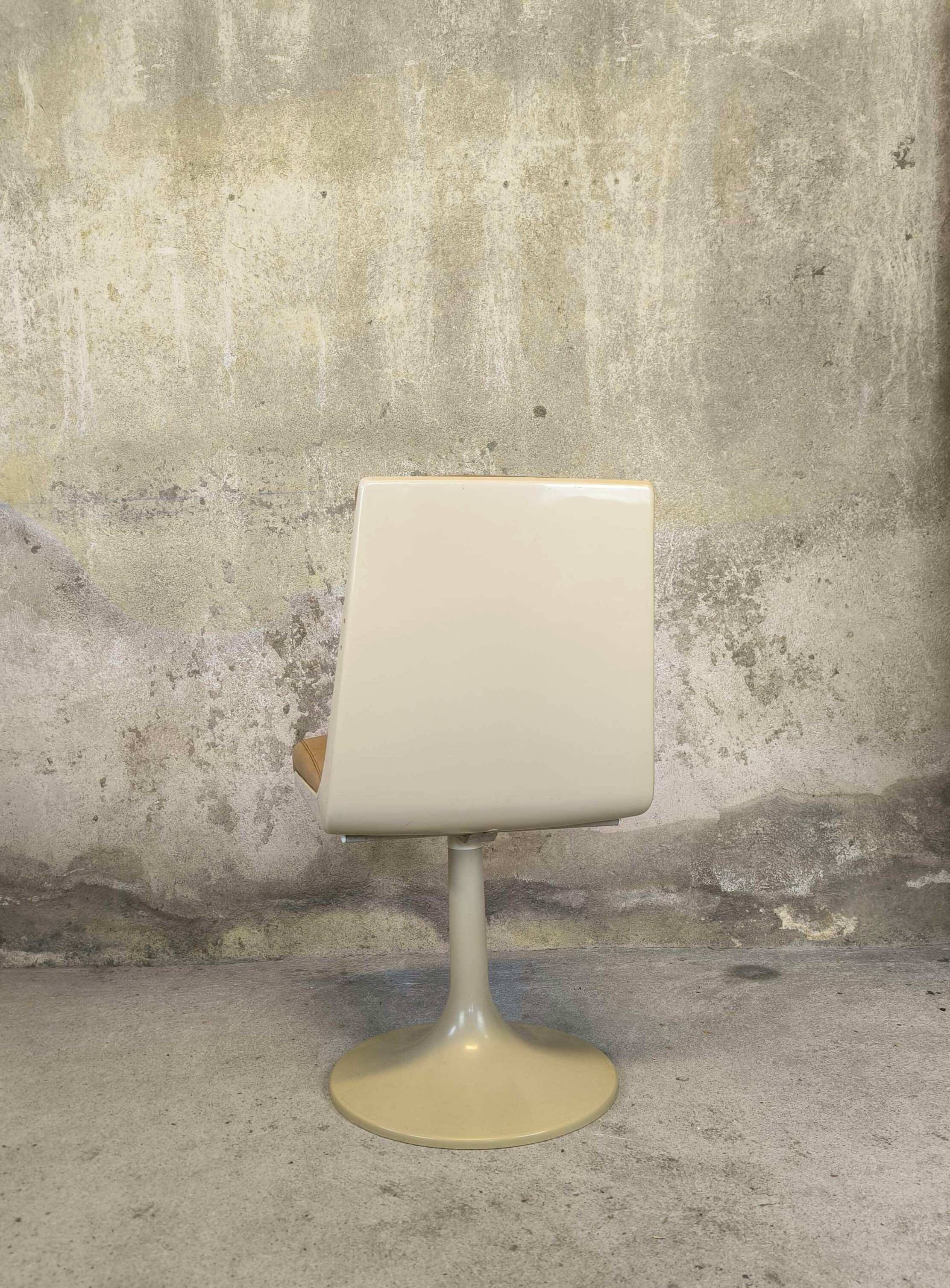 Vintage tulip leg chair.