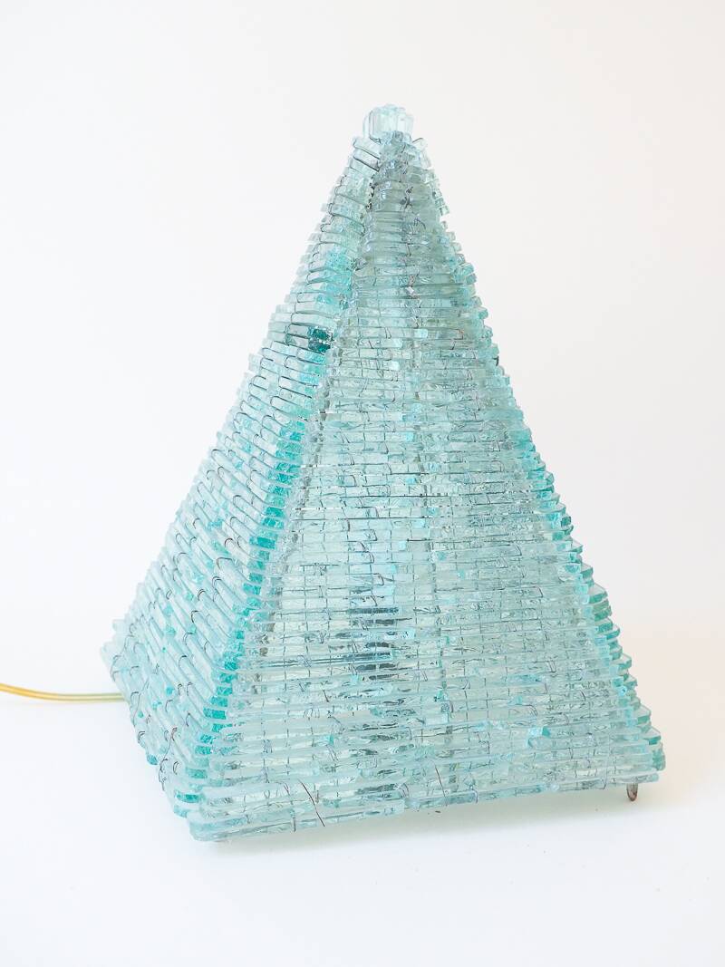 Large vintage pyramid lamp in metal and glass – Sculptural design from the year