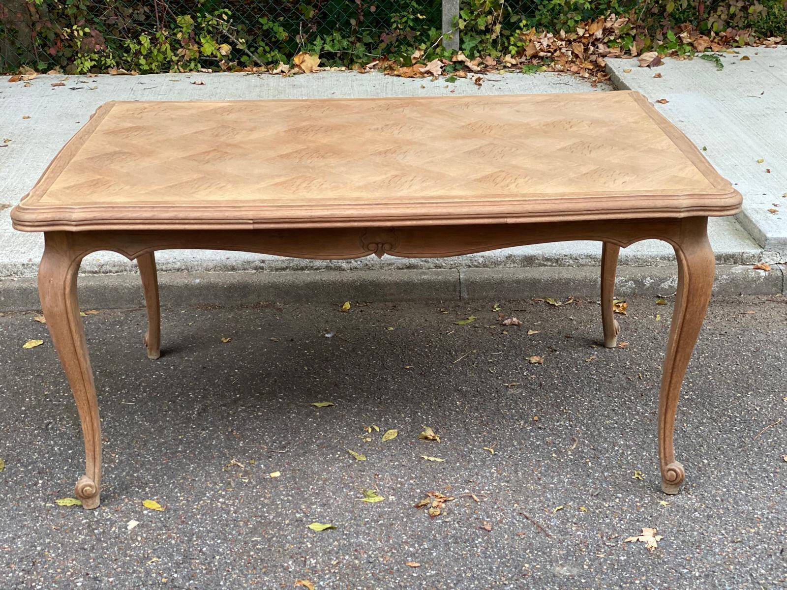 Louis XV extendable dining table, 20th century, renovated in solid oak, 245cm