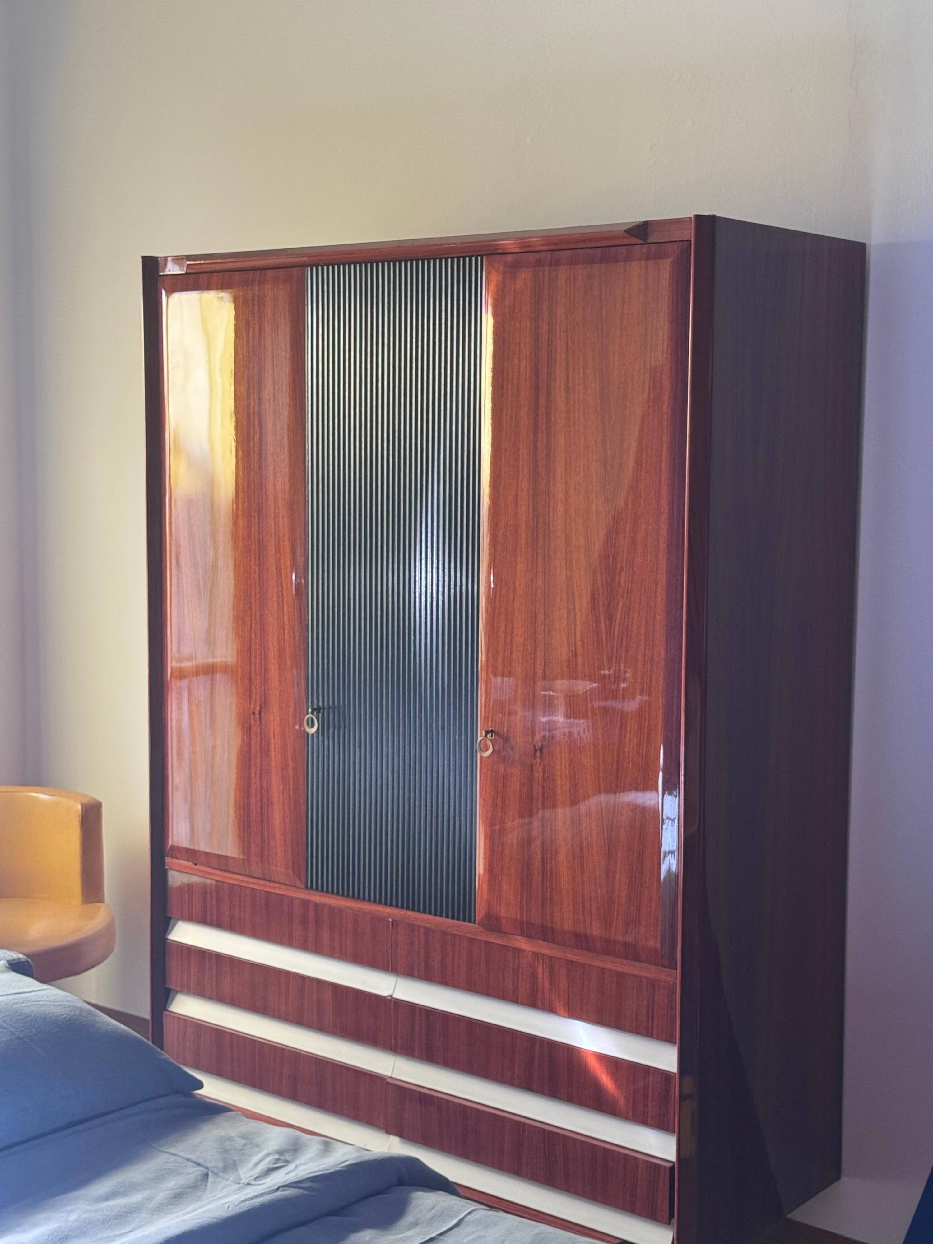Armoire vintage italienne, noyer, bois cannelé, pieds en laiton années 1950.