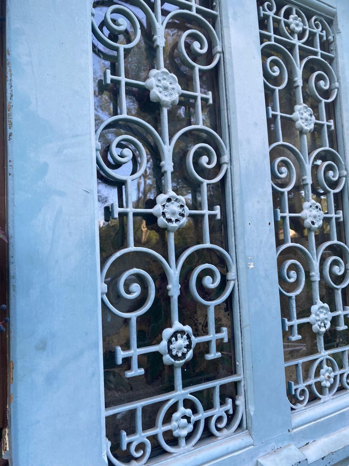 Entrance door in solid oak, cast iron grille, 1930s