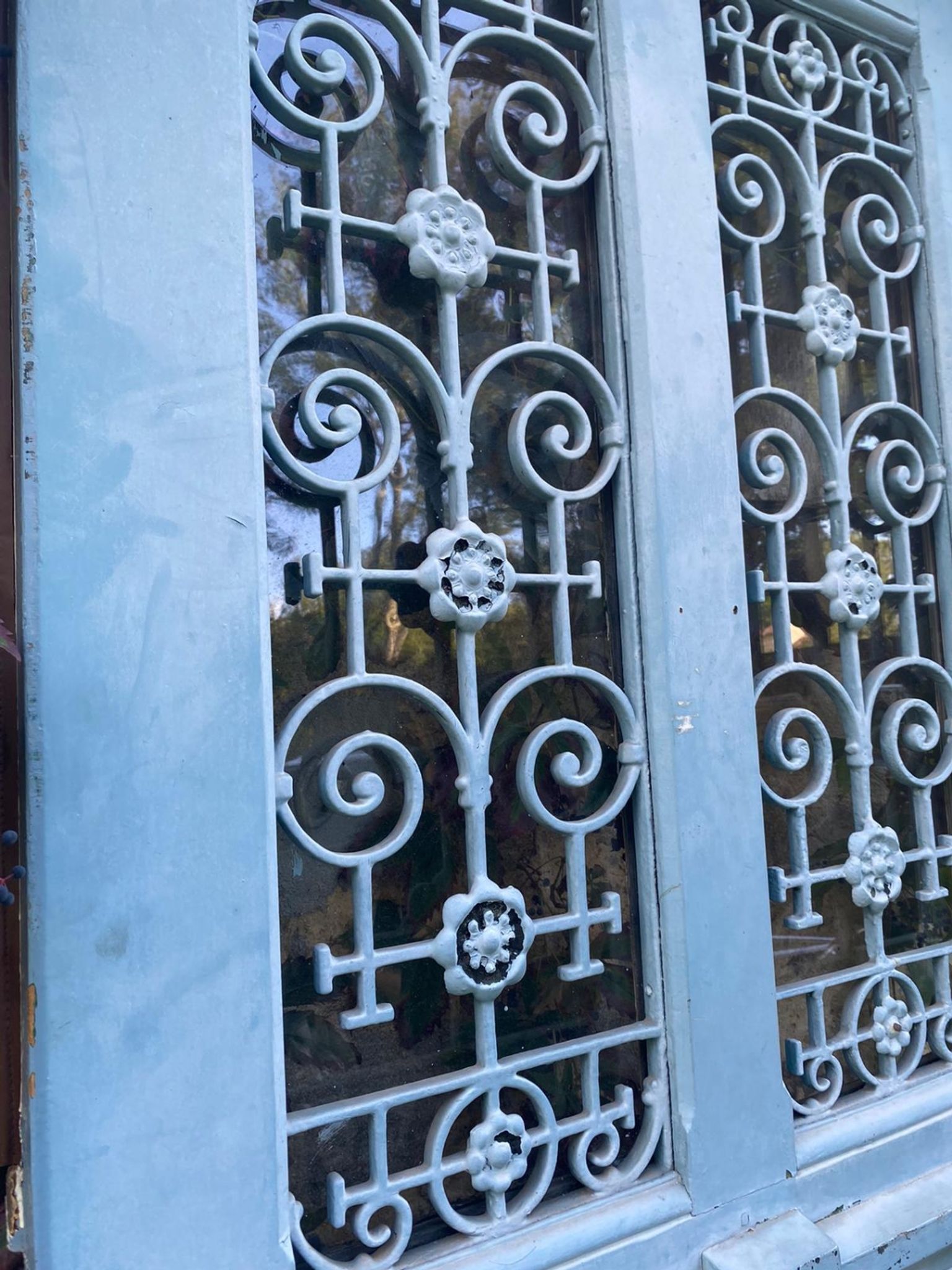 Entrance door in solid oak, cast iron grille, 1930s