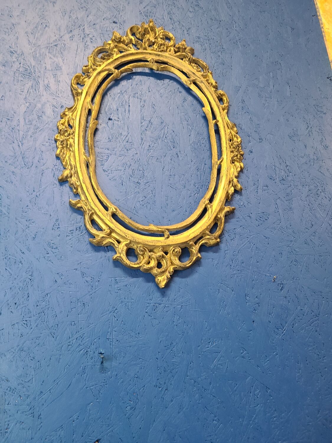 Cadre en fonte dorée