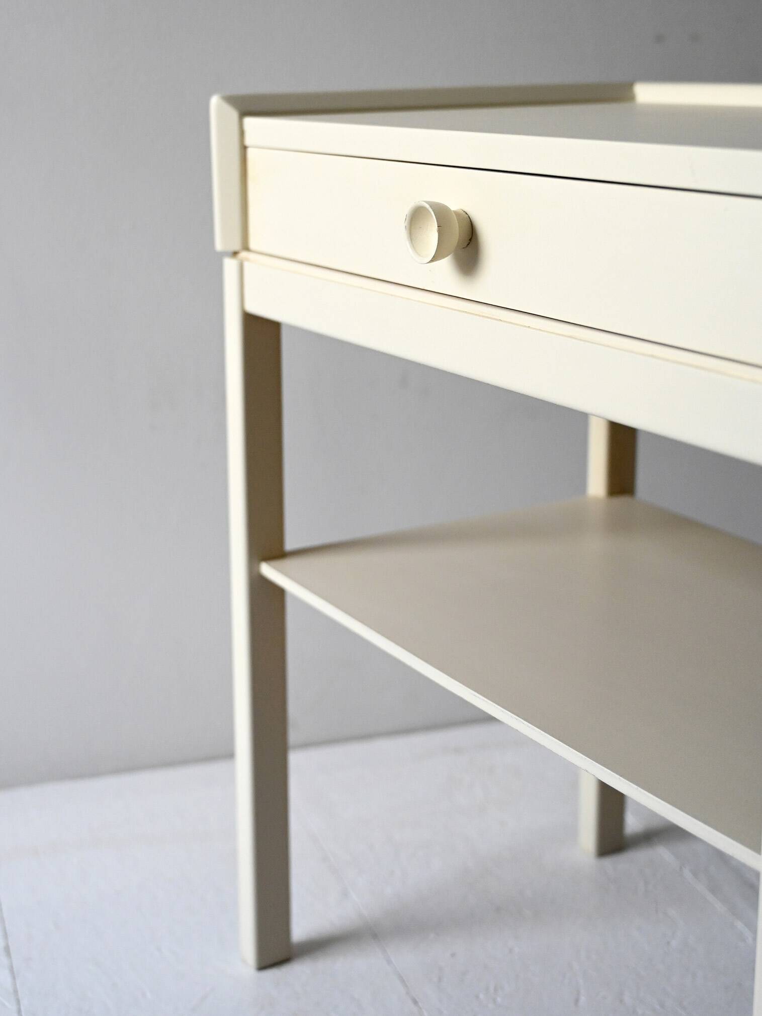 Tables de chevet scandinaves laquées blanches des années 1960