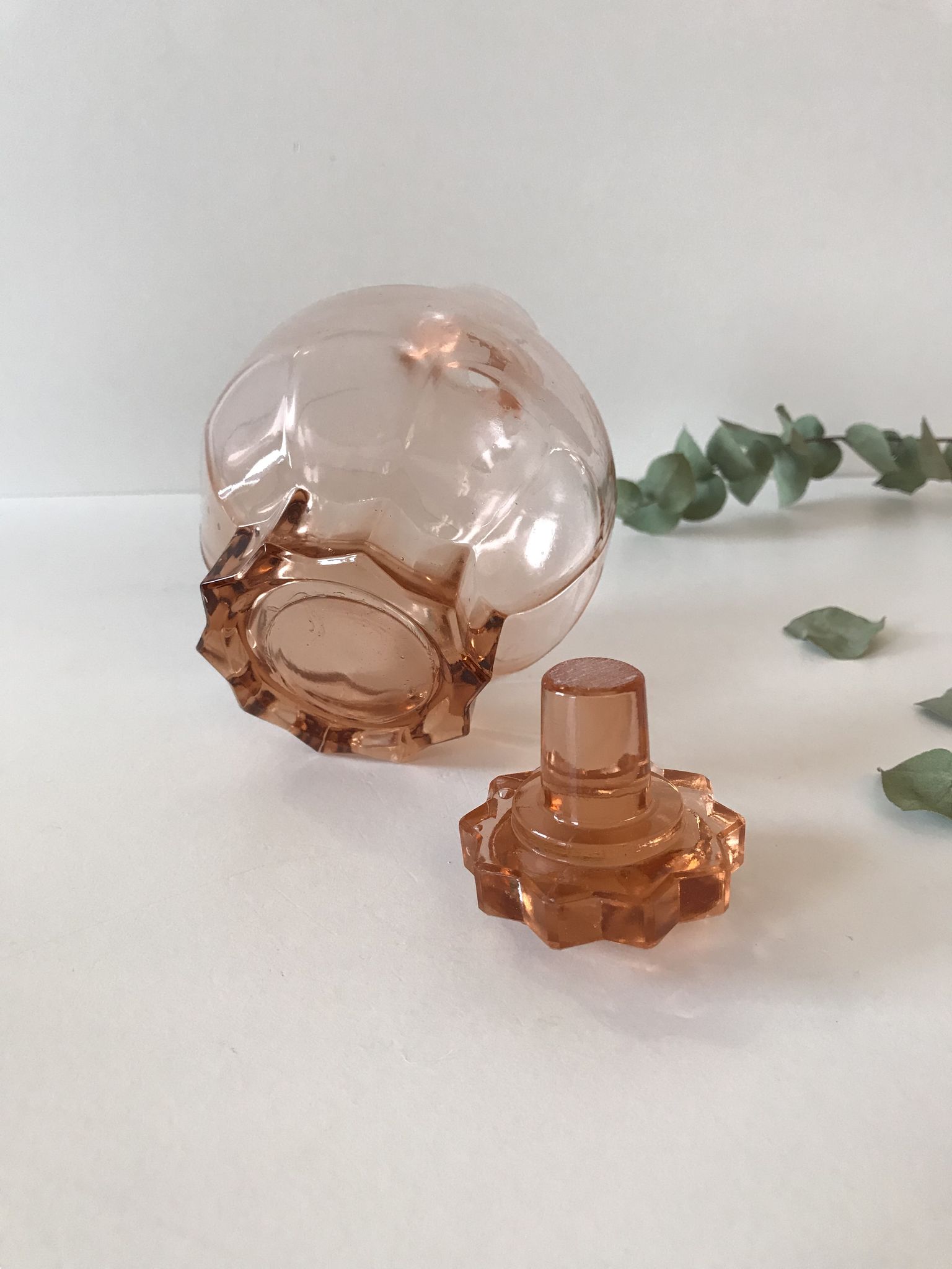 Carafe en verre rose
