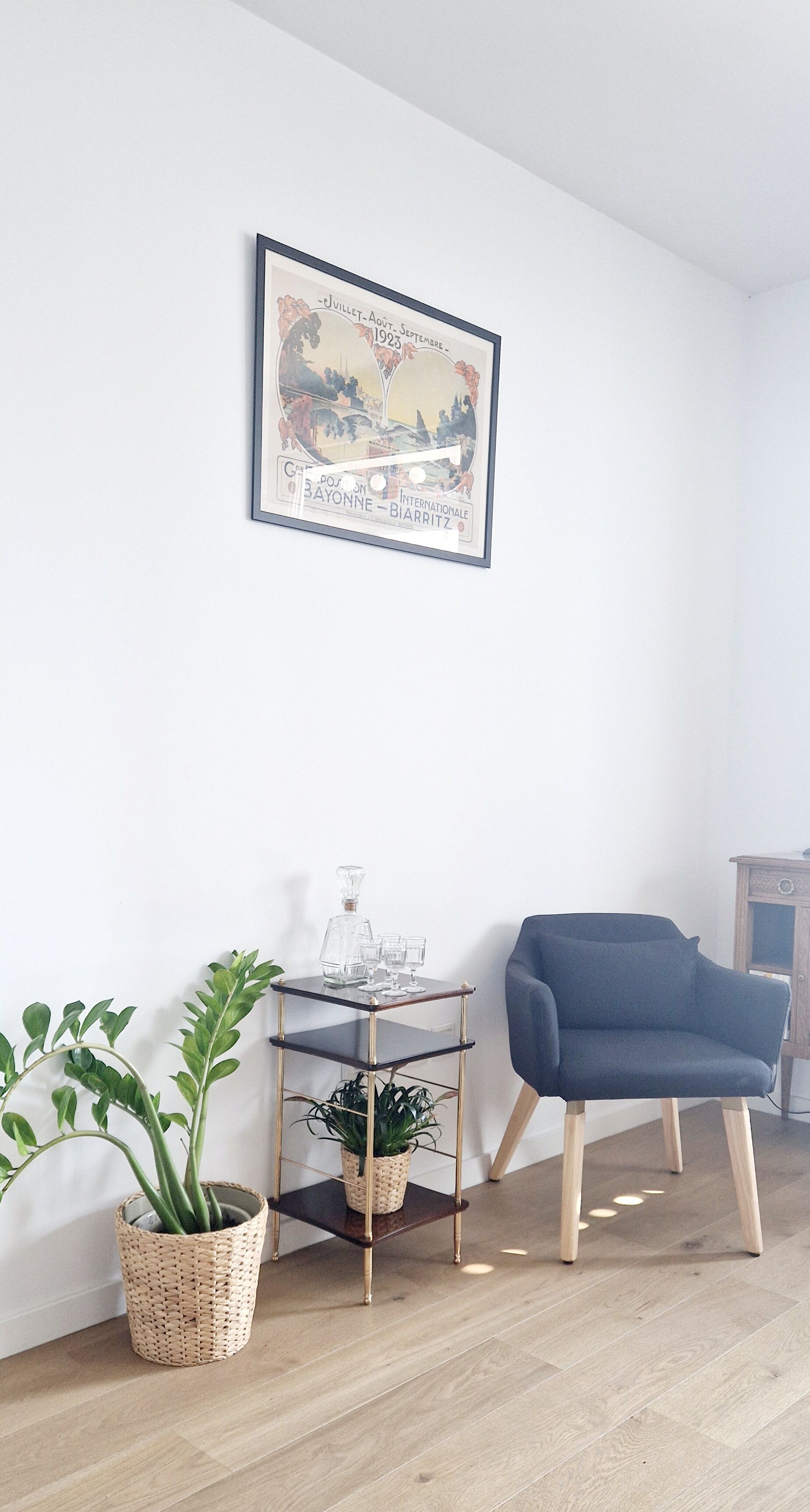 Vintage pedestal table 70s