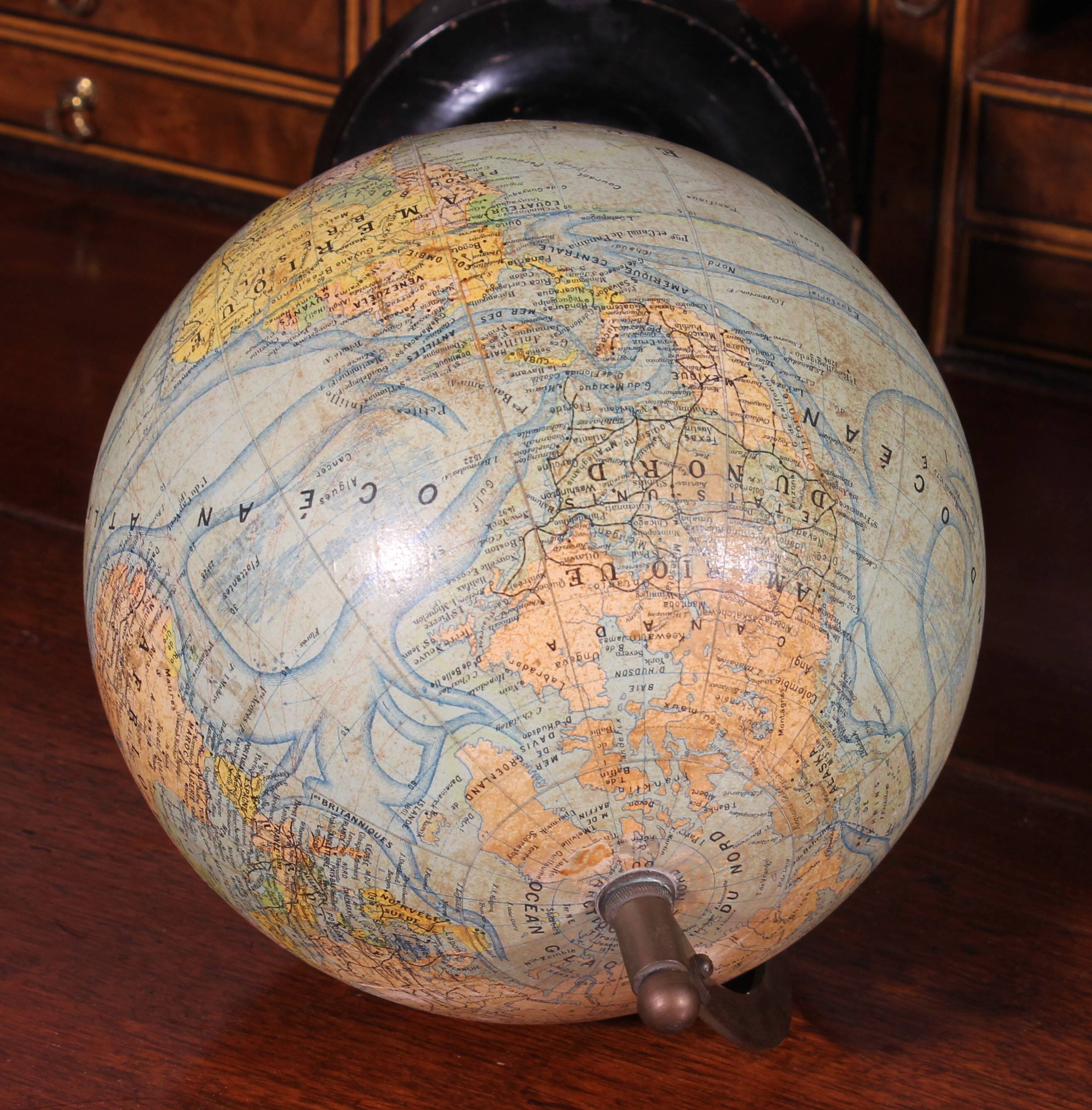 Globe terrestre par J.Forest éditeur Girard & Barrière, début du 20ème s.