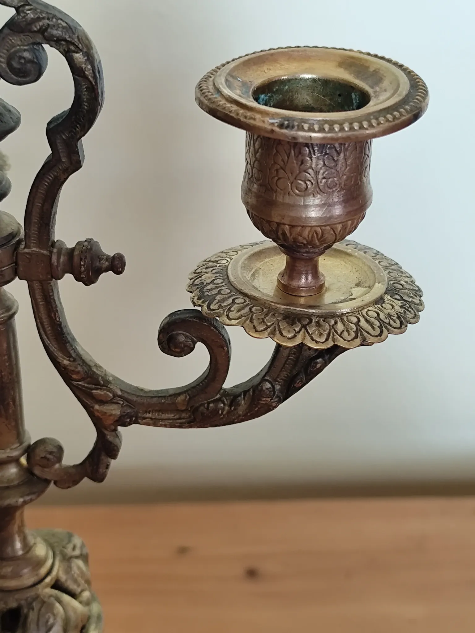 four-light candelabrum in chiselled brass from the 19th century