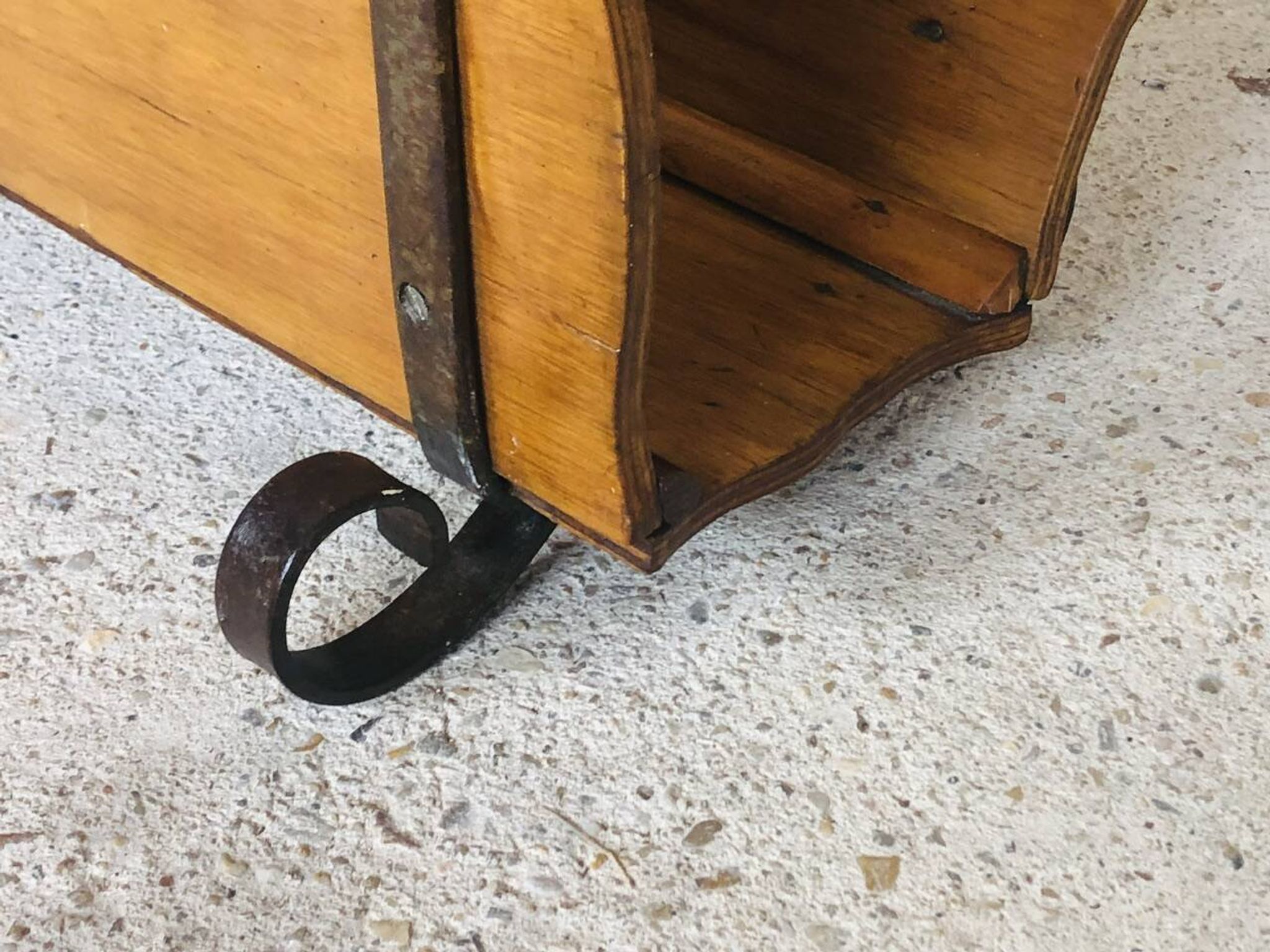 Porte revues vintage en bois et fer forgé circa 1950s