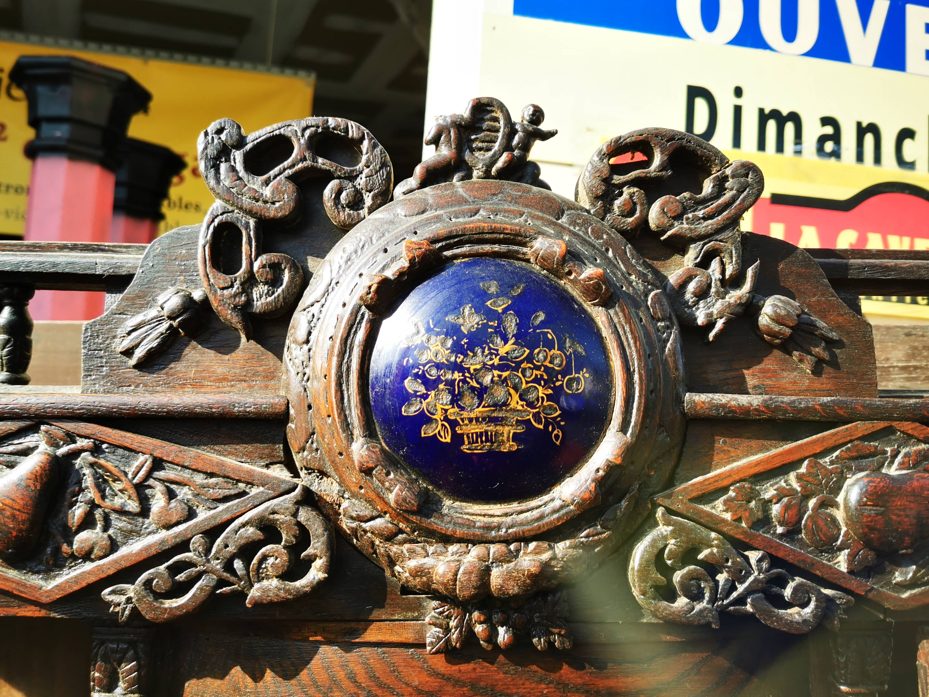 Cabinet / Vaisselier ancien richement sculpté 19éme