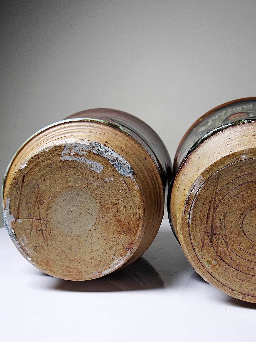 A pair of vintage stoneware pots from the 80s-90s with a Japanese style, signed handmade pottery.