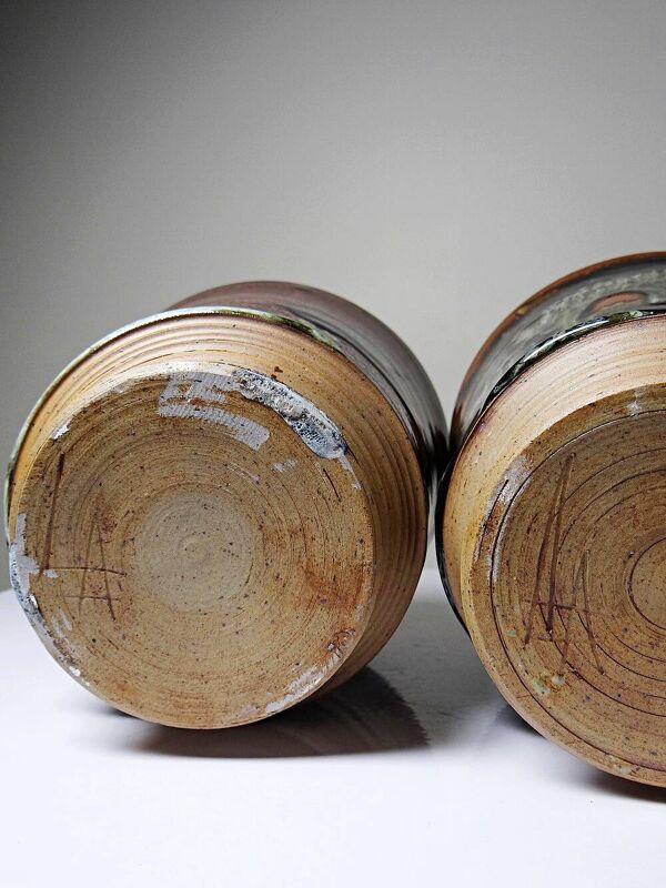 Duo de pots artisanaux en grès japonisants Studio Poterie signés, 1980-90