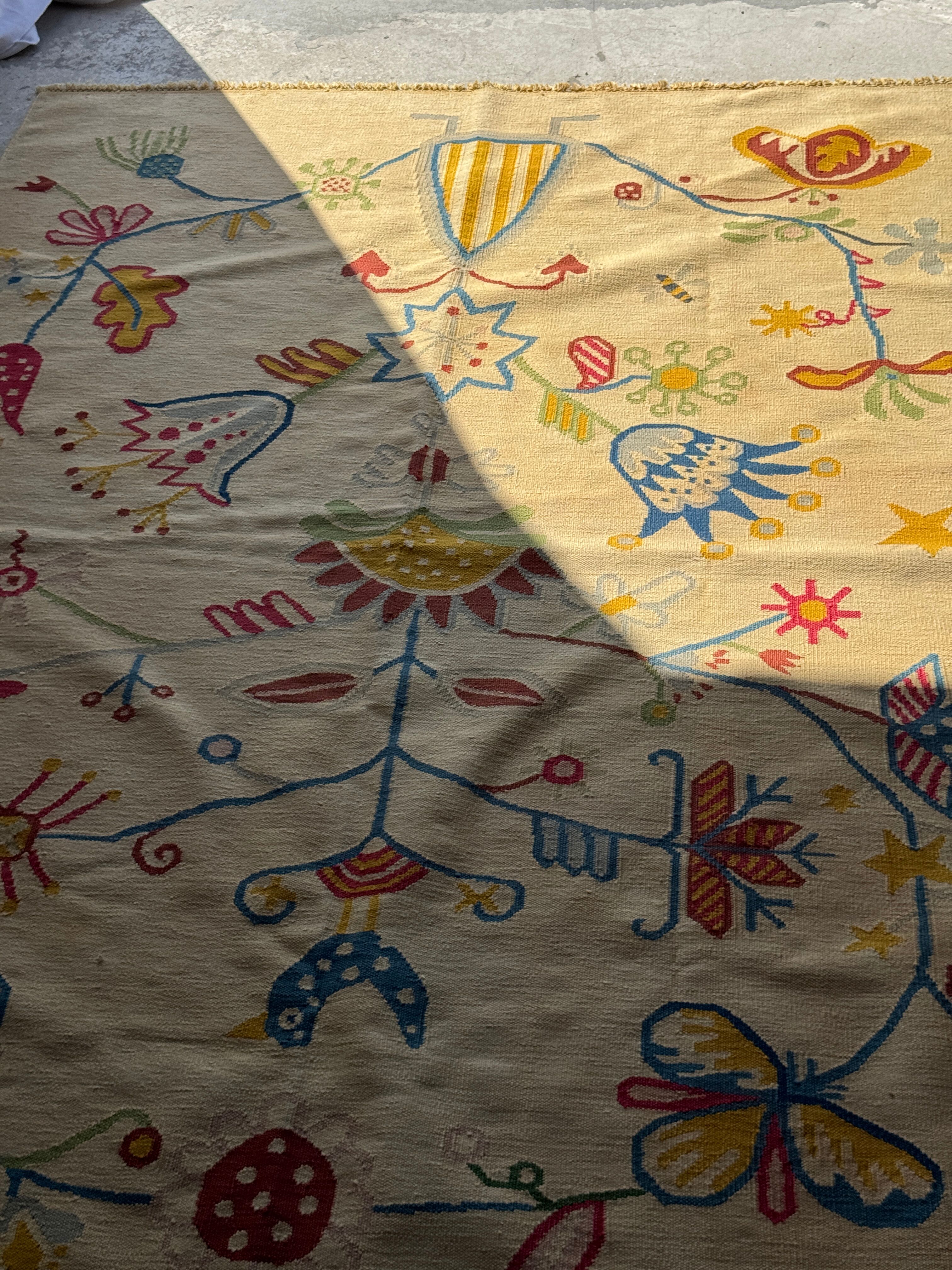 Large beige Indian rug with floral patterns 196x137.