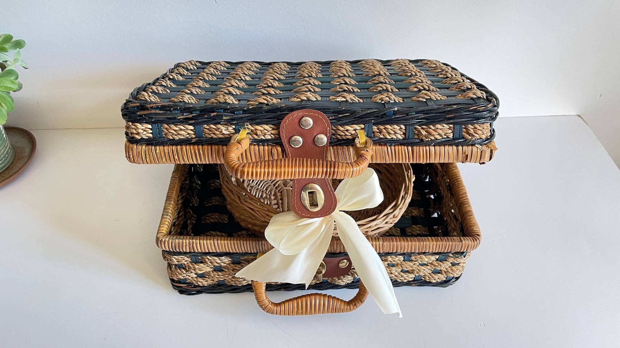 Set of 2 vintage rattan and rope baskets