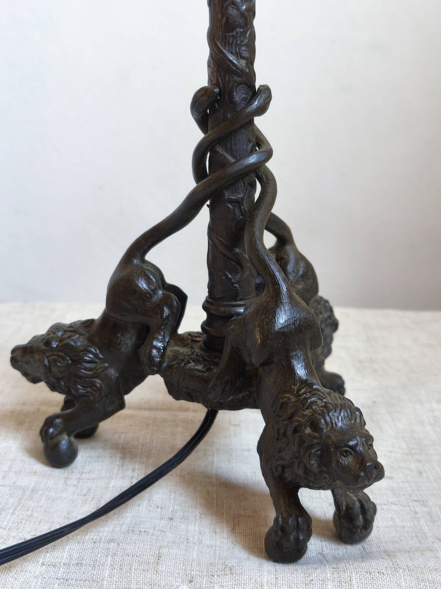 Vintage table lamp in patinated bronze with lion decor, 1950s.