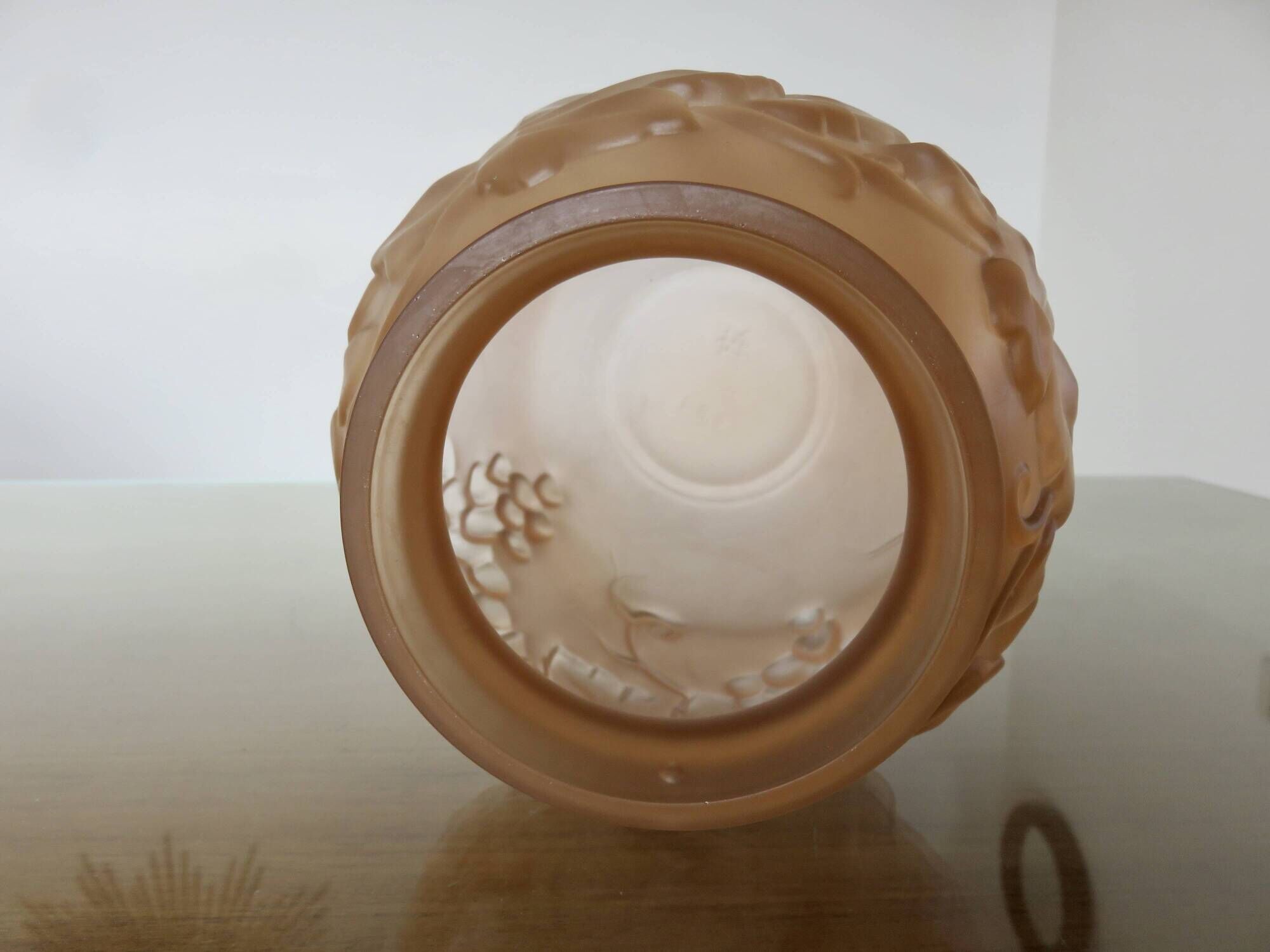 Art Deco vase in moulded pink glass, signed "Souchon Neuvesel", 1940s.