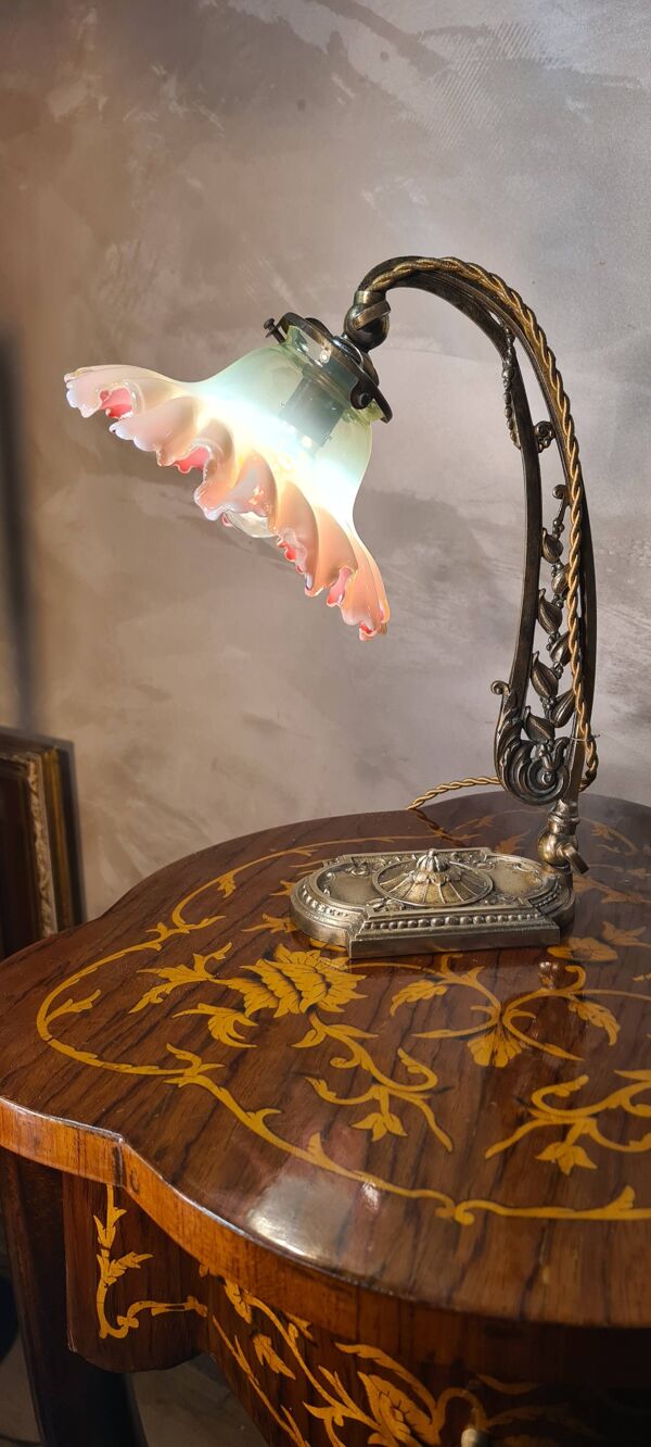 lampe bronze art nouveau ancienne 30x25 avec tulipe opalisante  interieur rouge tres rare