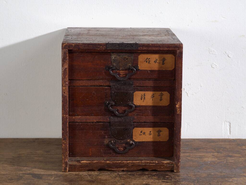 Small ko-dansu chest of drawers in paulownia with kanji labels – Japan, Meiji period