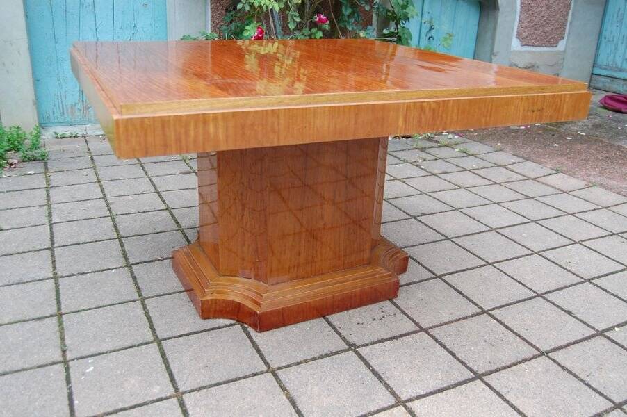 Art Deco table in moiré mahogany from the 1930s.