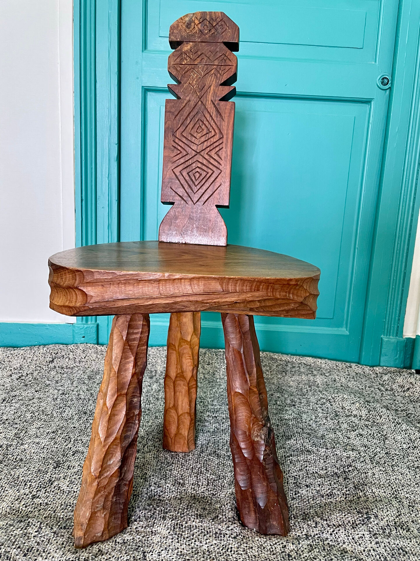 Very beautiful brutalist tripod chair.