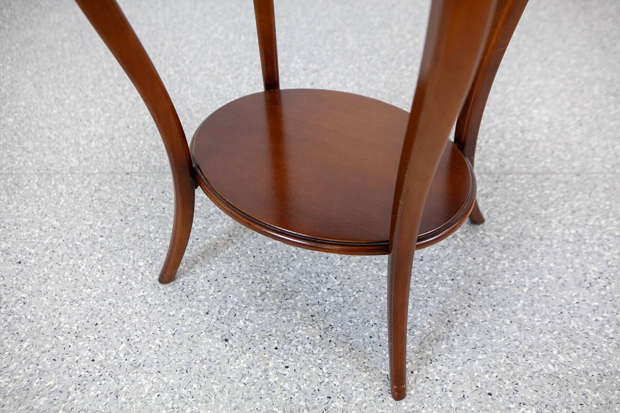 Table d'appoint ronde de style classique de la fin du 20e siècle / Table à coudre