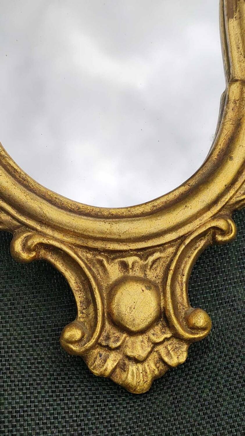 Classic Baroque/Louis XV style mirror. In old gold patinated wood. Palmette/Scroll/Blazon motif decor. Dim 46 x 27 cm