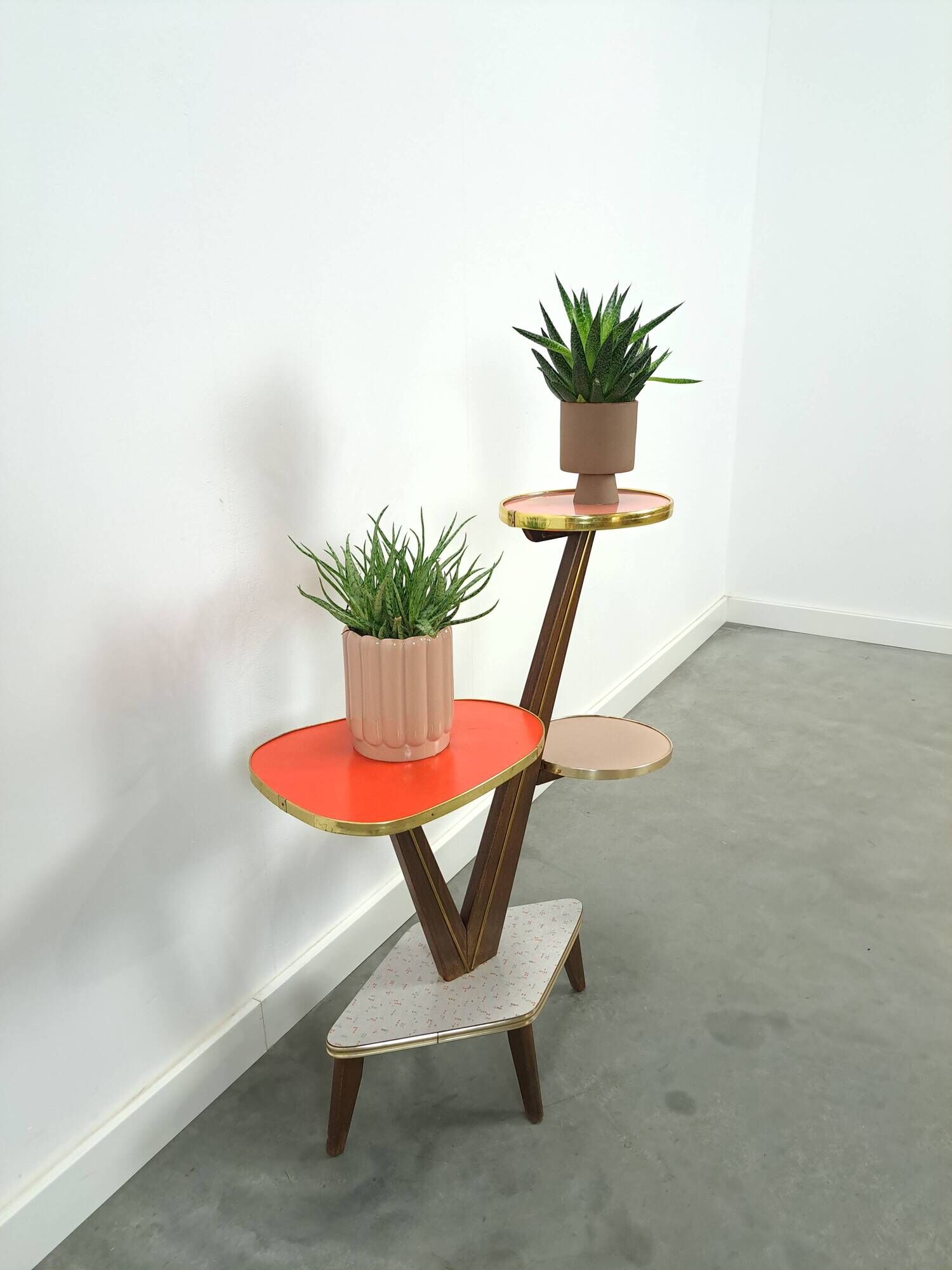 Hoge vintage plantentafel met messing en formica, plantenrek