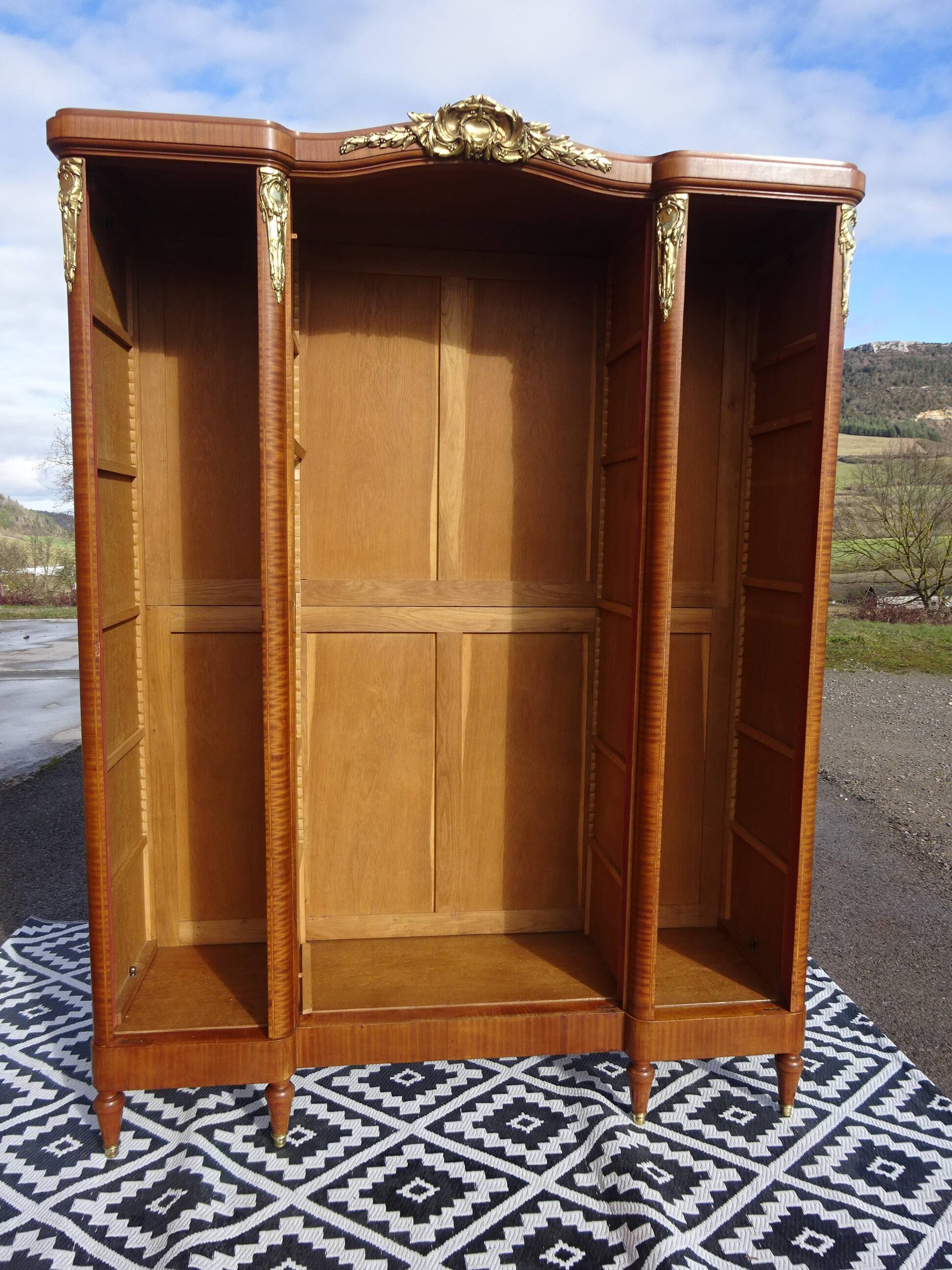 Ancienne armoire de style Louis XVI avec marqueterie et bronzes