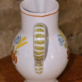 Cruche en faïence fleurie