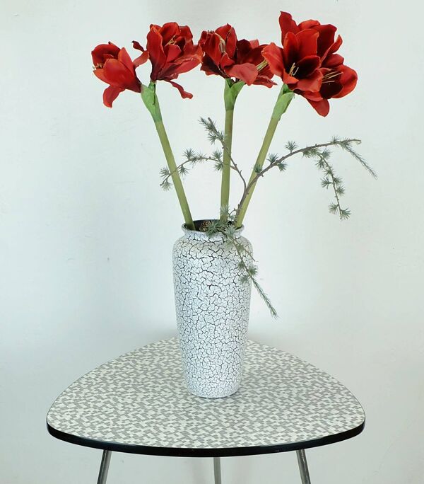 Table basse des années 1950 à trois pieds avec un plateau en formica et des pieds en chrome inclinés.