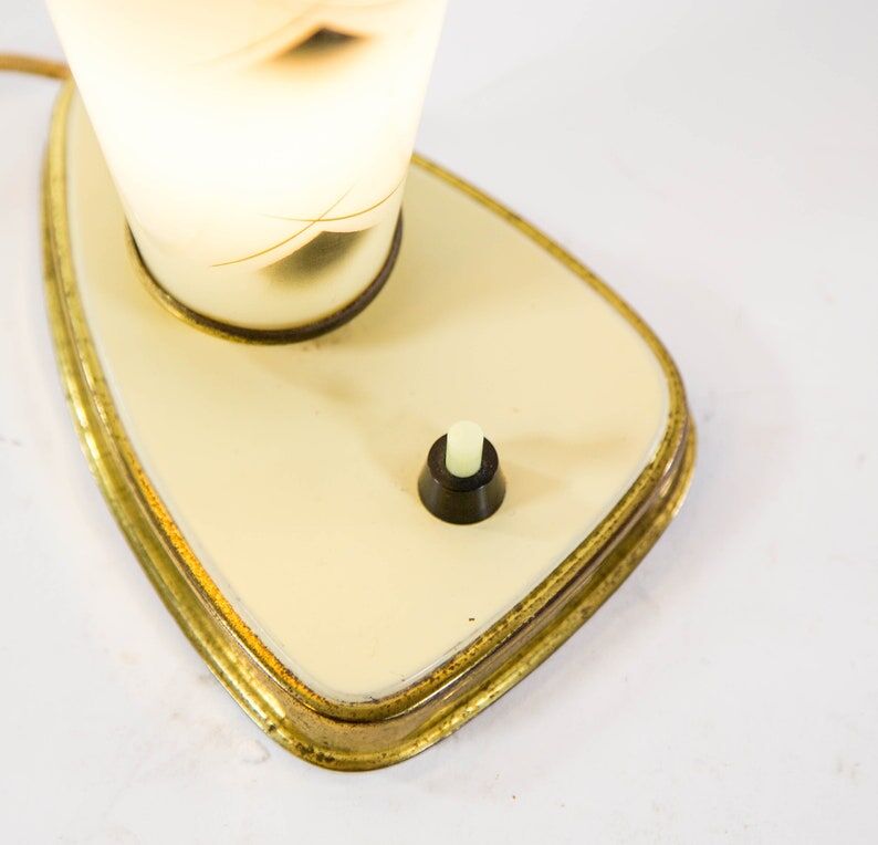 Lampe de table verre opalin et base laiton années 50