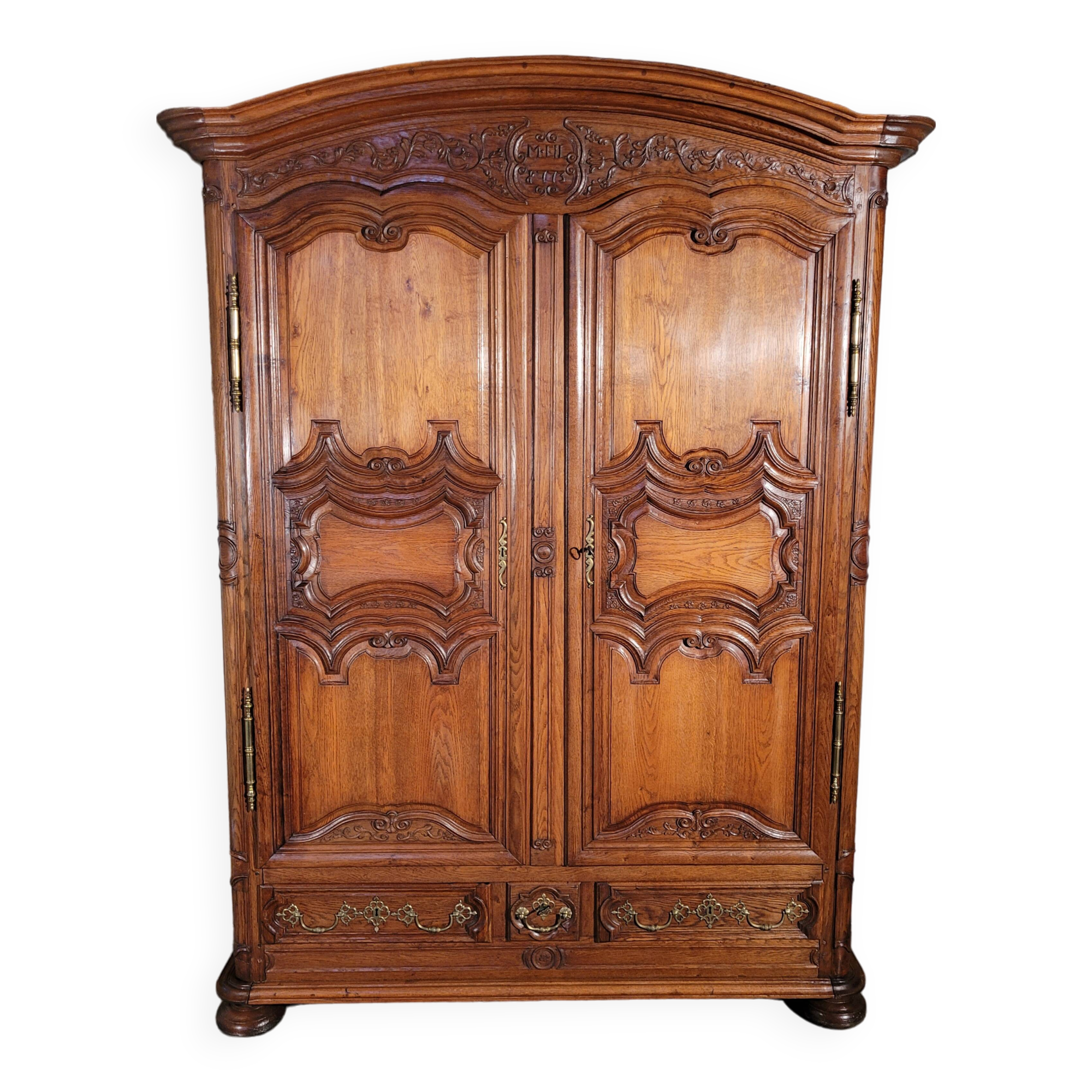 Armoire époque Louis XIV en chêne sculptée