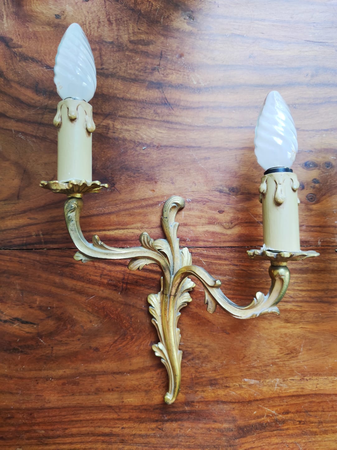 Pair of appliques with two arms of light with a leafy decoration