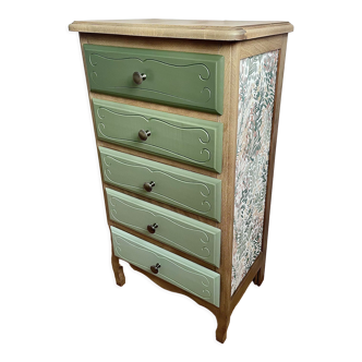 Chiffonnier relooké dans un camaïeu de vert et bleu