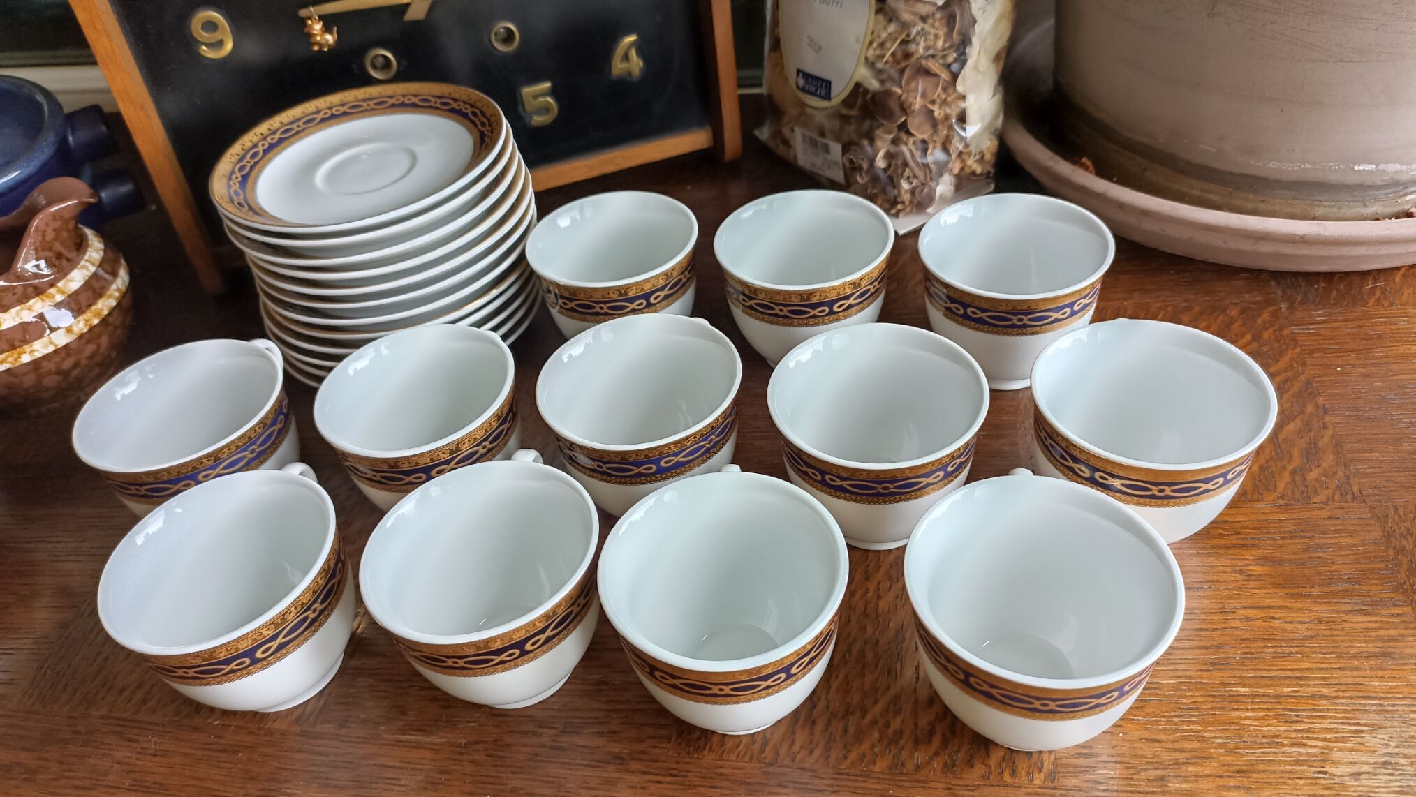 12 tasses à café en porcelaine style Empire