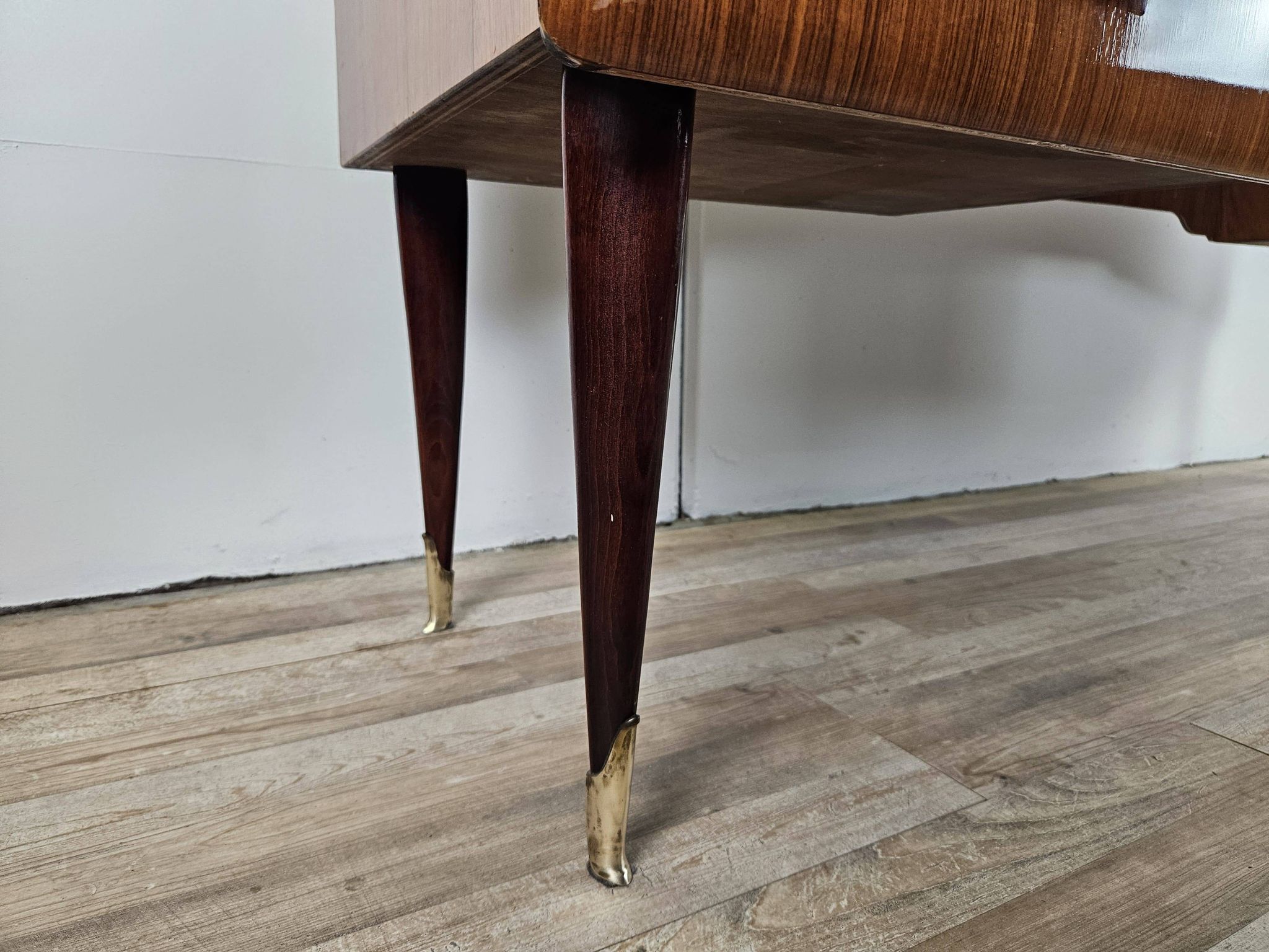 Mid-century drawer chest in mahogany, brass and glass.